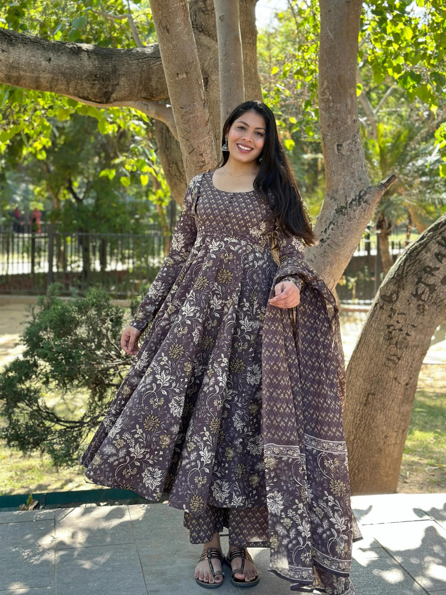 Look straight out of a dreamy movie set as you turn around and walk in this elegant flaired suit ! The perfect of traditional wear (WARED107)