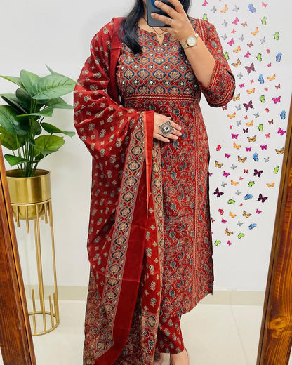 “ NEW FULL COTTON PRINT HAND WORK STRAIGHT KURTI PANT MALMAL DUPATTA ARRIVAL 😍💖(WARED396)