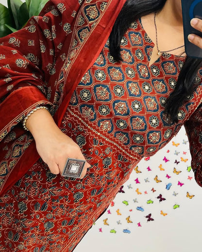 “ NEW FULL COTTON PRINT HAND WORK STRAIGHT KURTI PANT MALMAL DUPATTA ARRIVAL 😍💖(WARED396)