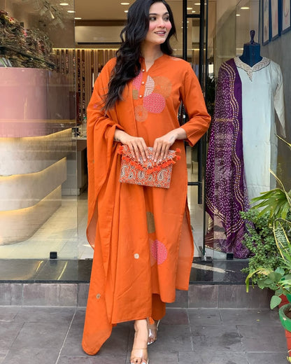 This Kurti,pant dupatta set is perfect for the summer season with its vibrant floral print and confident (WARED408)