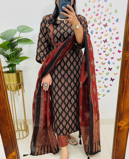 Look straight out of a dreamy movie set as you turn around and walk in this elegant flaired suit (WARED421)