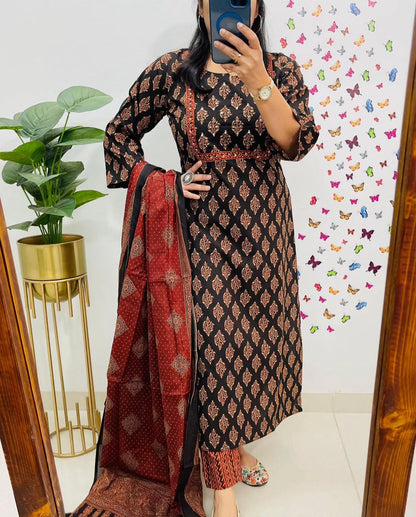 Look straight out of a dreamy movie set as you turn around and walk in this elegant flaired suit (WARED421)