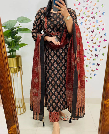 Look straight out of a dreamy movie set as you turn around and walk in this elegant flaired suit (WARED421)