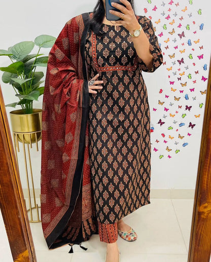 Look straight out of a dreamy movie set as you turn around and walk in this elegant flaired suit (WARED421)