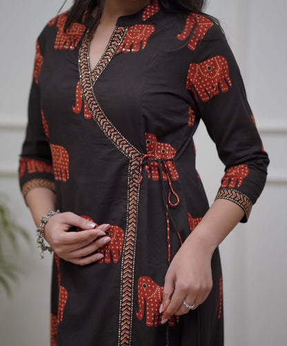 Featuring beautiful Heavy Suit Set which is beautifully decorated with handwork weaving and prints. It i paired with matching pants and dupatta. (WARED441)