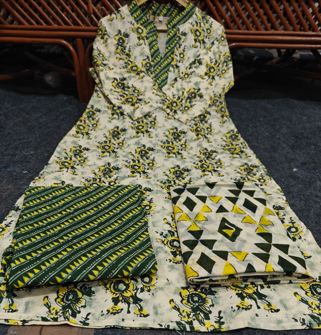 This suit features a stunning combination of light and dark green, and yellow colors(WARED469)