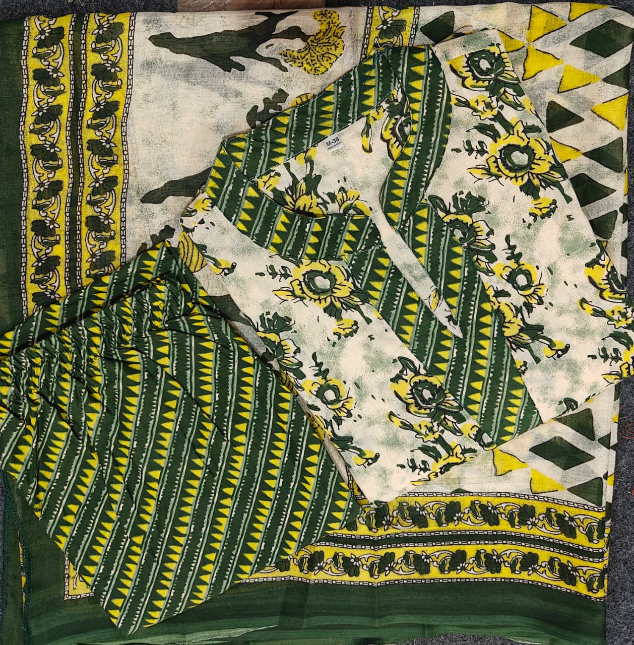 This suit features a stunning combination of light and dark green, and yellow colors(WARED469)