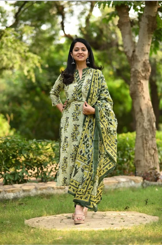 This suit features a stunning combination of light and dark green, and yellow colors(WARED469)
