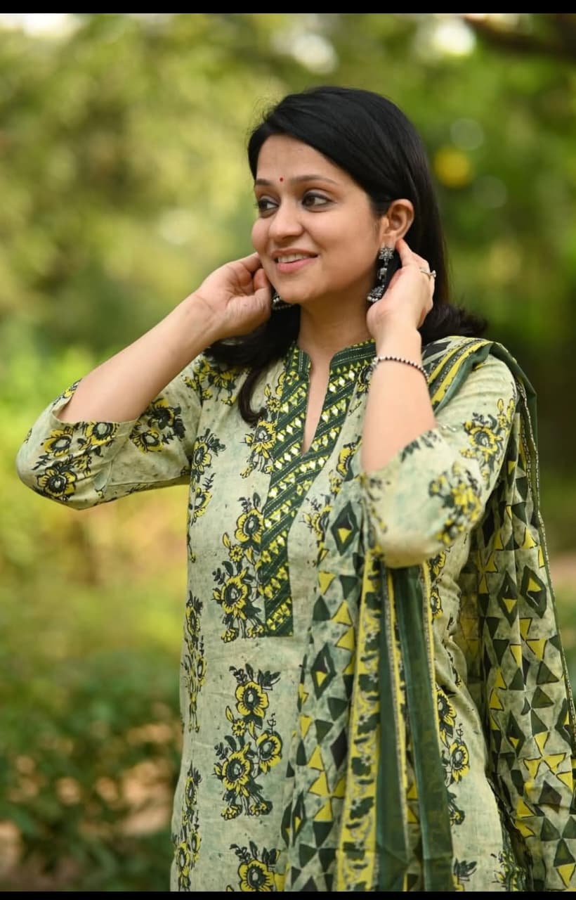 This suit features a stunning combination of light and dark green, and yellow colors(WARED469)