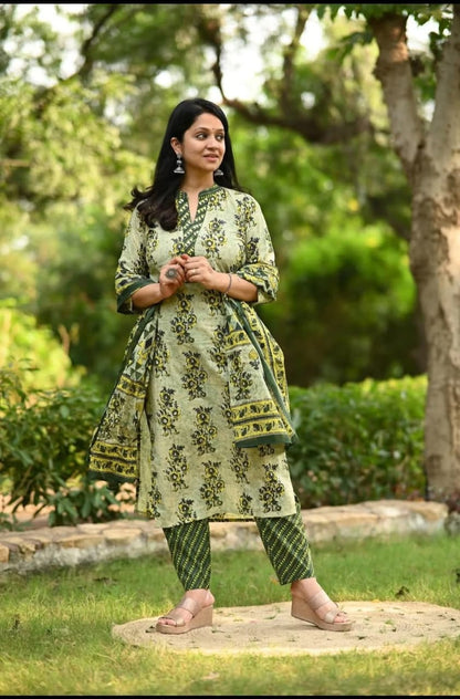 This suit features a stunning combination of light and dark green, and yellow colors(WARED469)