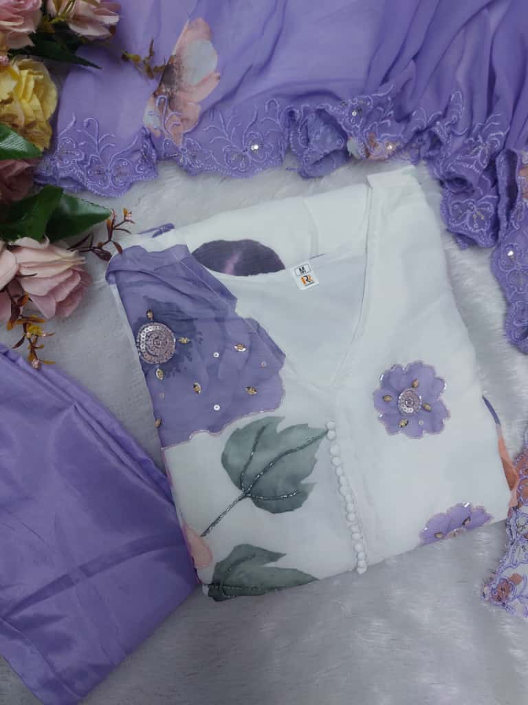 Featuring beautiful Heavy Suit Set which is beautifully decorated Embroidered🪡and Hand work.(RRRD10)