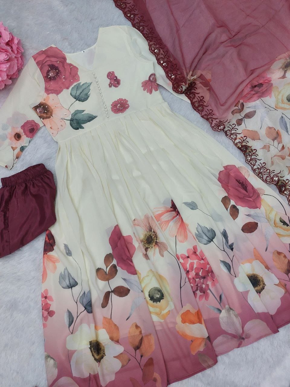 Featuring beautiful Heavy Suit Set which is beautifully decorated Embroidered🪡and Hand work.(RRRD10) 02