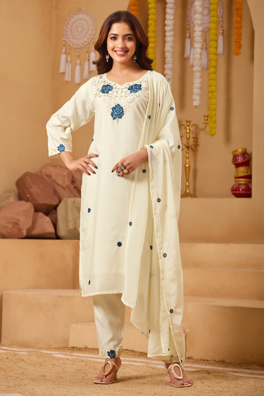 Featuring beautiful Heavy Suit Set which is beautifully decorated Embroidered🪡. (RRRD09)