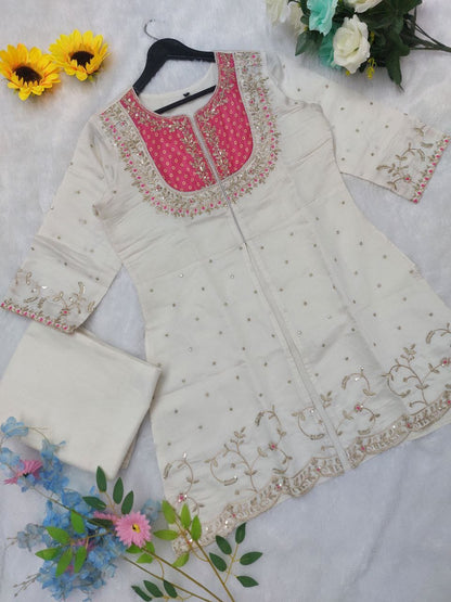 Featuring beautiful Heavy Set which is beautifully decorated Embroidered🪡and work.  (RRRD08) 02