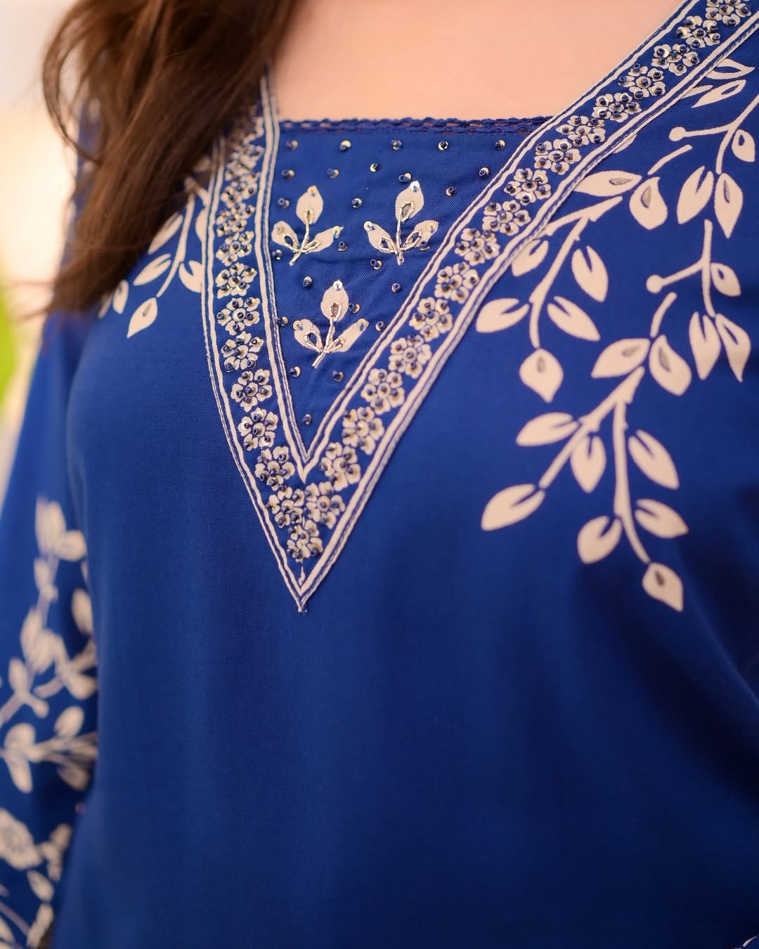 Featuring beautiful Heavy Suit Set which is beautifully decorated with hand work. It is paired with matching pants. (RRRD05) 02