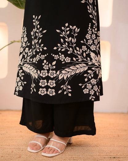 Featuring beautiful Heavy Suit Set which is beautifully decorated with hand work. It is paired with matching pants.(RRRD05)