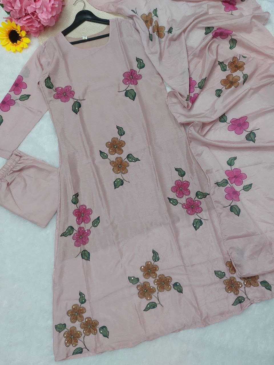 Featuring beautiful Heavy Set which is beautifully decorated All over Handwork🪡on suit and digital print. (RRRD04) 02