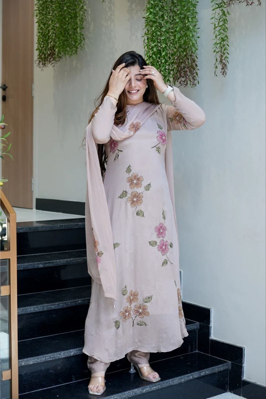 Featuring beautiful Heavy Set which is beautifully decorated All over Handwork🪡on suit and digital print. (RRRD04) 02