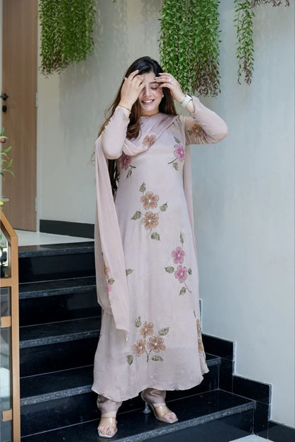Featuring beautiful Heavy Set which is beautifully decorated All over Handwork🪡on suit and digital print. (RRRD04) 02