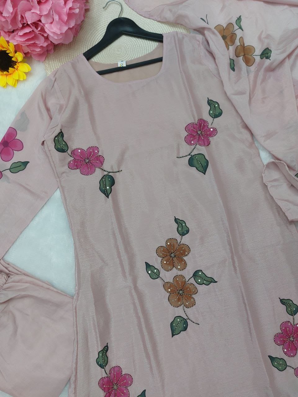 Featuring beautiful Heavy Set which is beautifully decorated All over Handwork🪡on suit and digital print. (RRRD04) 02