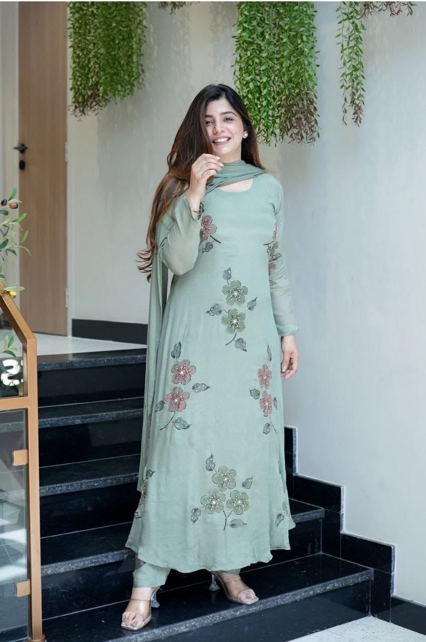 Featuring beautiful Heavy Set which is beautifully decorated All over Handwork🪡on suit and digital print. (RRRD04) 01