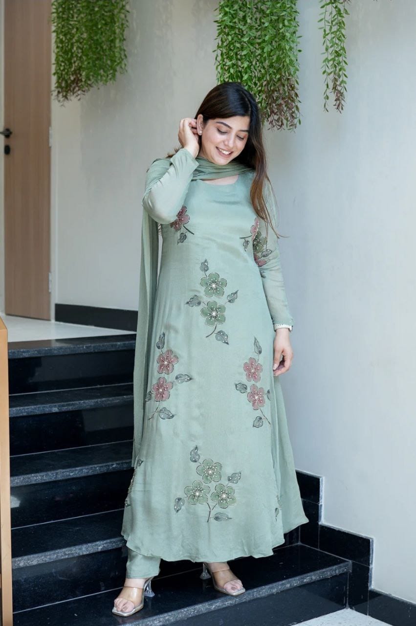 Featuring beautiful Heavy Set which is beautifully decorated All over Handwork🪡on suit and digital print. (RRRD04) 01