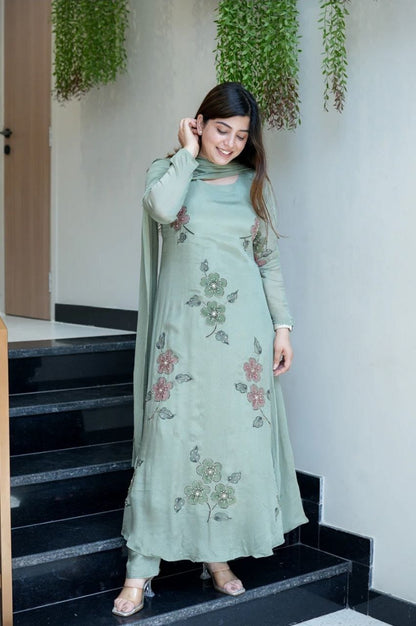 Featuring beautiful Heavy Set which is beautifully decorated All over Handwork🪡on suit and digital print. (RRRD04) 01