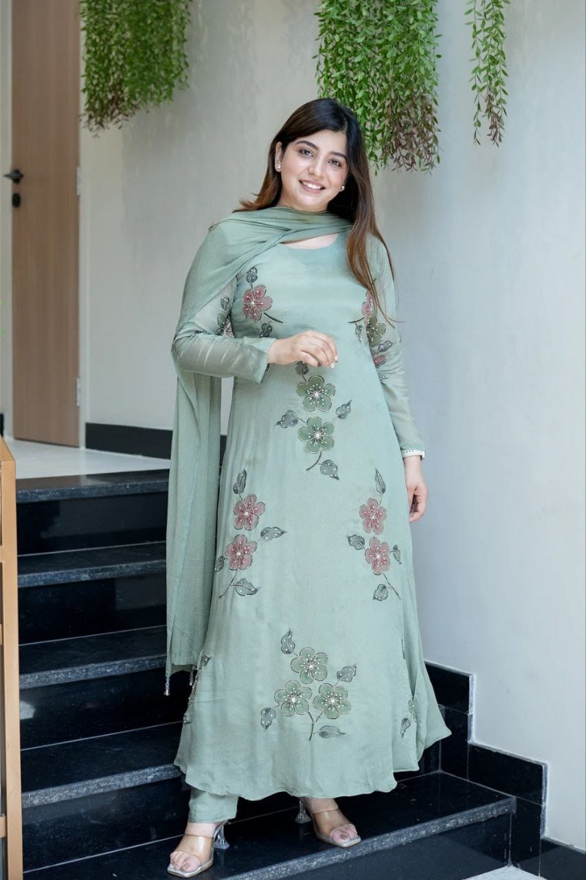 Featuring beautiful Heavy Set which is beautifully decorated All over Handwork🪡on suit and digital print. (RRRD04) 01