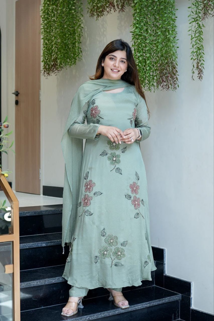 Featuring beautiful Heavy Set which is beautifully decorated All over Handwork🪡on suit and digital print. (RRRD04) 01