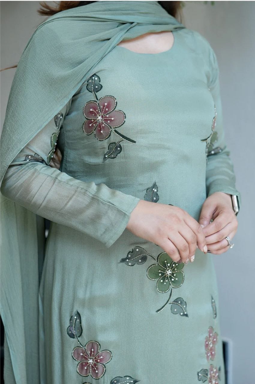 Featuring beautiful Heavy Set which is beautifully decorated All over Handwork🪡on suit and digital print. (RRRD04) 01