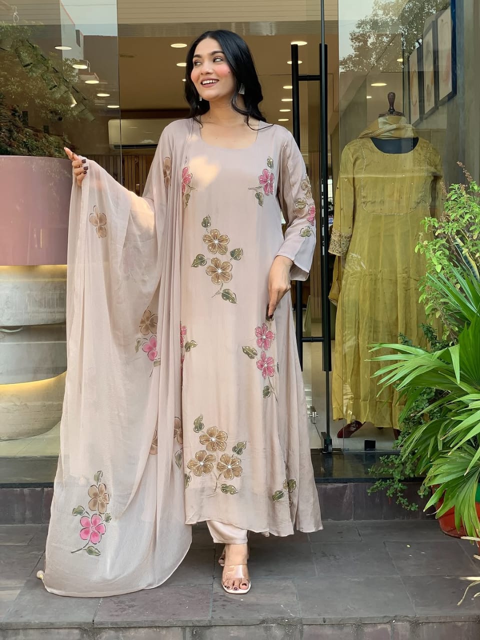 Featuring beautiful Heavy Set which is beautifully decorated All over Handwork🪡on suit and digital print. (RRRD04)