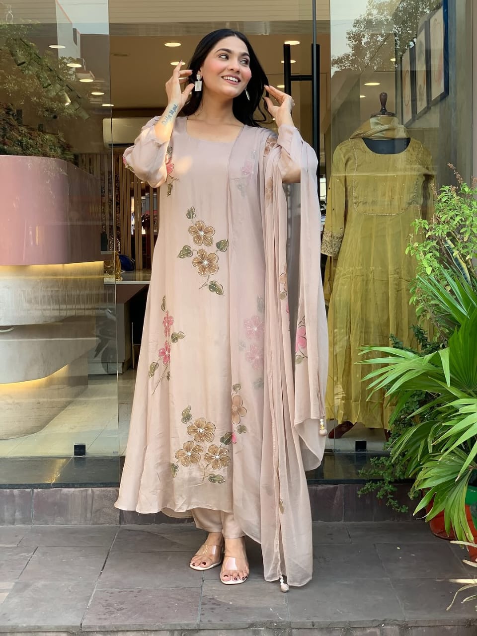 Featuring beautiful Heavy Set which is beautifully decorated All over Handwork🪡on suit and digital print. (RRRD04)