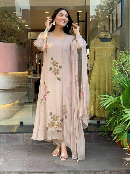 Featuring beautiful Heavy Set which is beautifully decorated All over Handwork🪡on suit and digital print. (RRRD04)