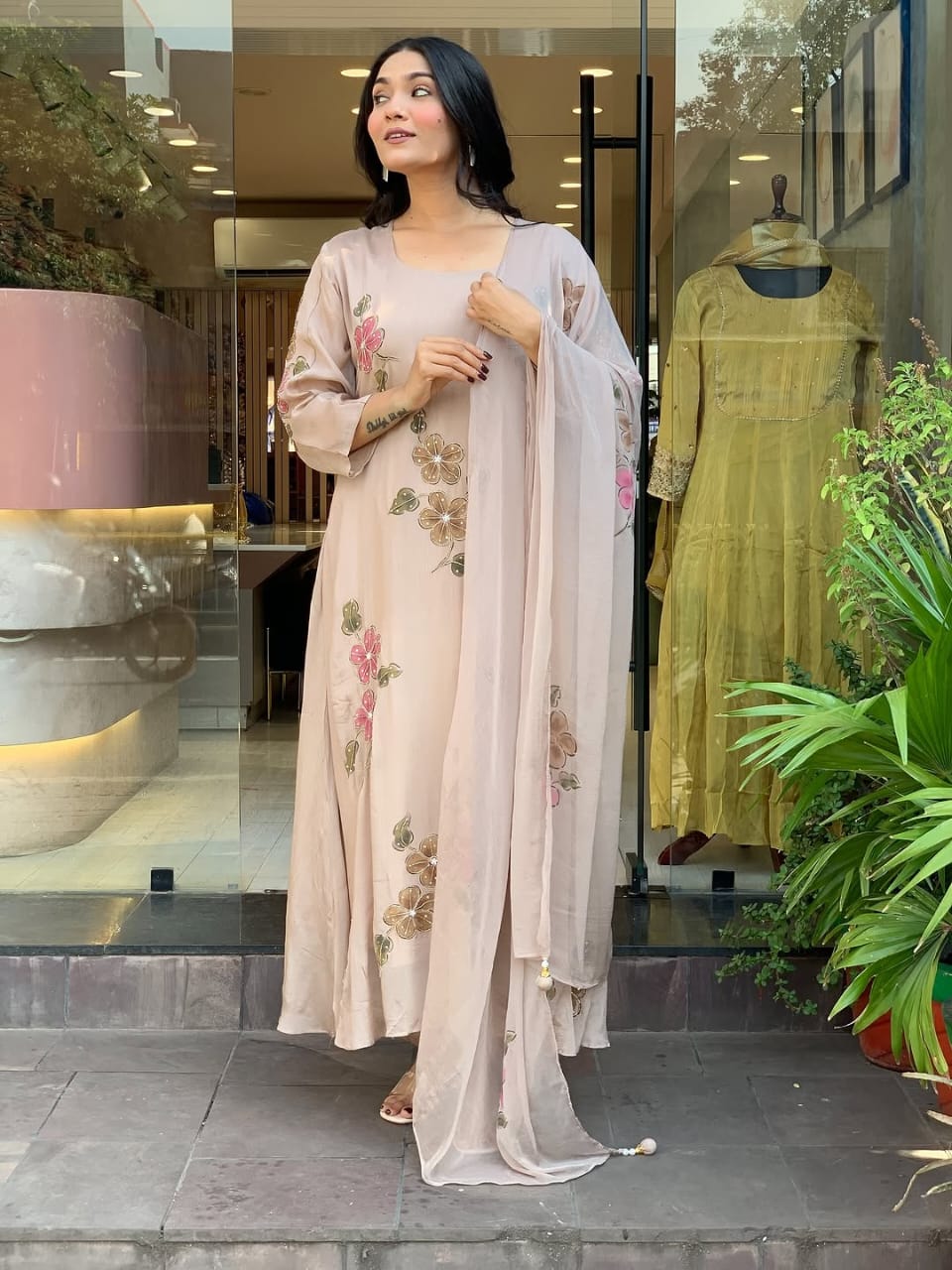 Featuring beautiful Heavy Set which is beautifully decorated All over Handwork🪡on suit and digital print. (RRRD04)