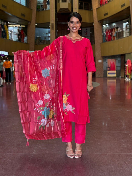 Featuring beautiful Heavy Set which is beautifully decorated All over Handwork🪡on suit and digital print. (SWDH04)