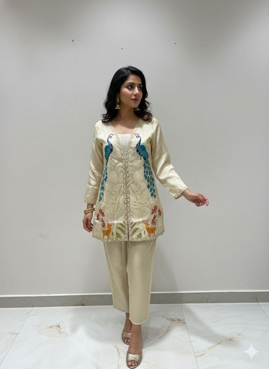 Featuring beautiful Heavy Set which is beautifully decorated Embroidered🪡and work.  (SWDH06)