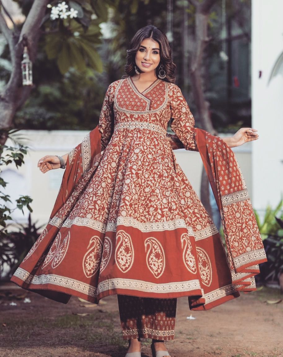 New stylish and affordable beautiful look straight set with beautiful print and fabric pure Cotton💃💃 (SWSK09)