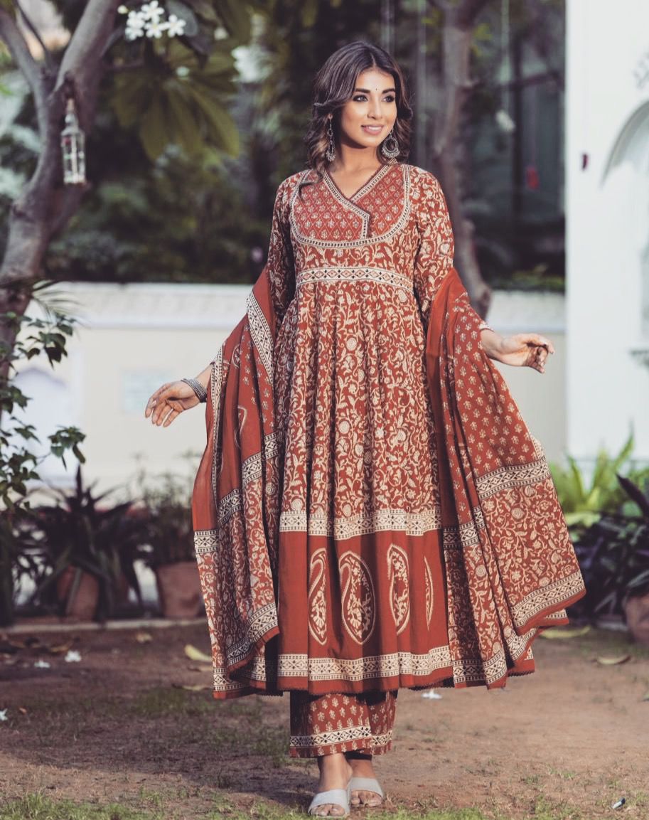 New stylish and affordable beautiful look straight set with beautiful print and fabric pure Cotton💃💃 (SWSK09)