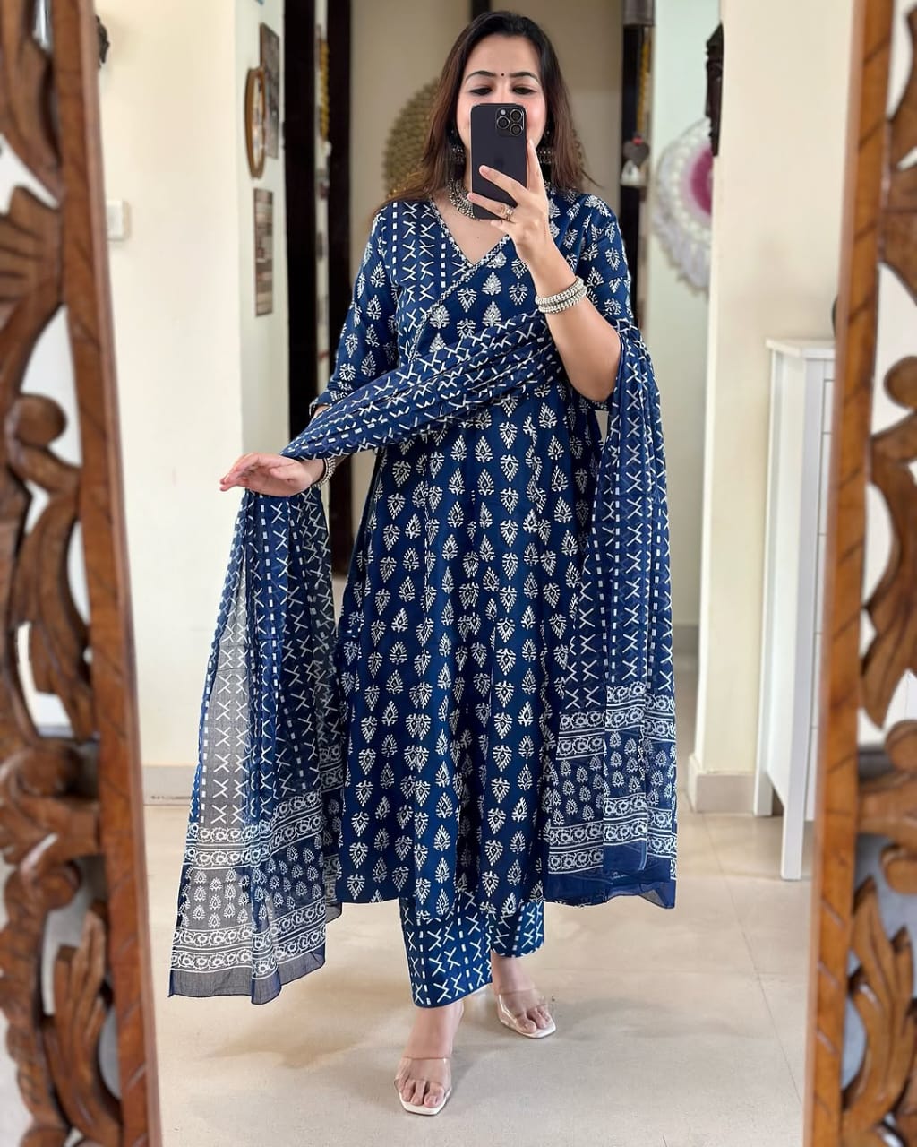 Look straight out of a dreamy movie set as  you turn around and walk in this Angrakha suit ! The perfect of traditional wear (SWSK25)