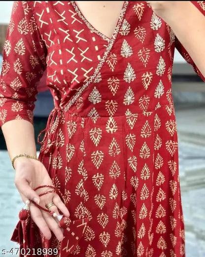 Look straight out of a dreamy movie set as  you turn around and walk in this Angrakha suit ! The perfect of traditional wear (SWSK25)