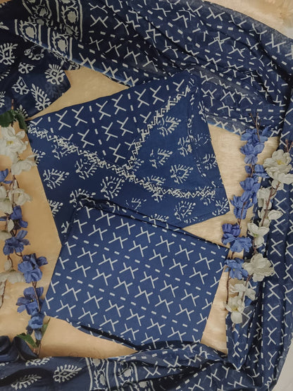 Look straight out of a dreamy movie set as  you turn around and walk in this Angrakha suit ! The perfect of traditional wear (SWSK25)