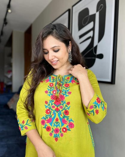Get your hands on our beautiful off-white kurti with intricate thread aari work detailing in bright tone perfect for any auspicious occasion. (SWSK27)