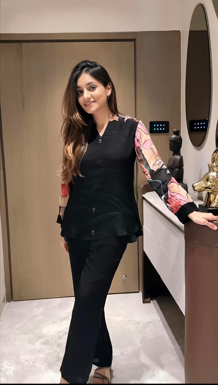 New to our smart premium woven cotton co-ord set with Beautiful Fox Georgette sleeves that's perfect for work to vacation (RD027)