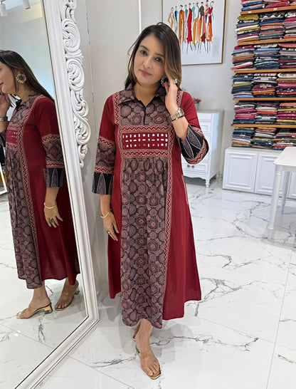 Looking effortlessly stylish in this versatile cotton kurti (RD54)