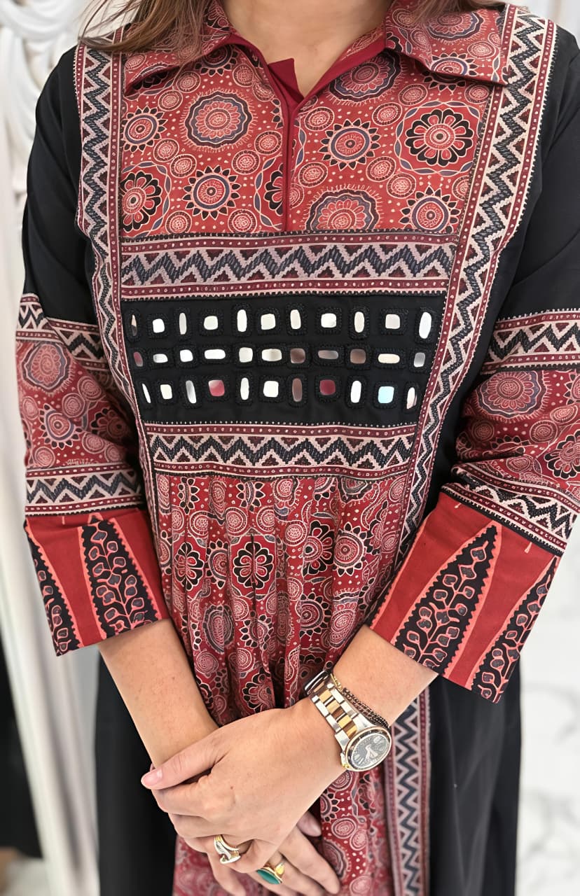 Looking effortlessly stylish in this versatile cotton kurti (RD54)