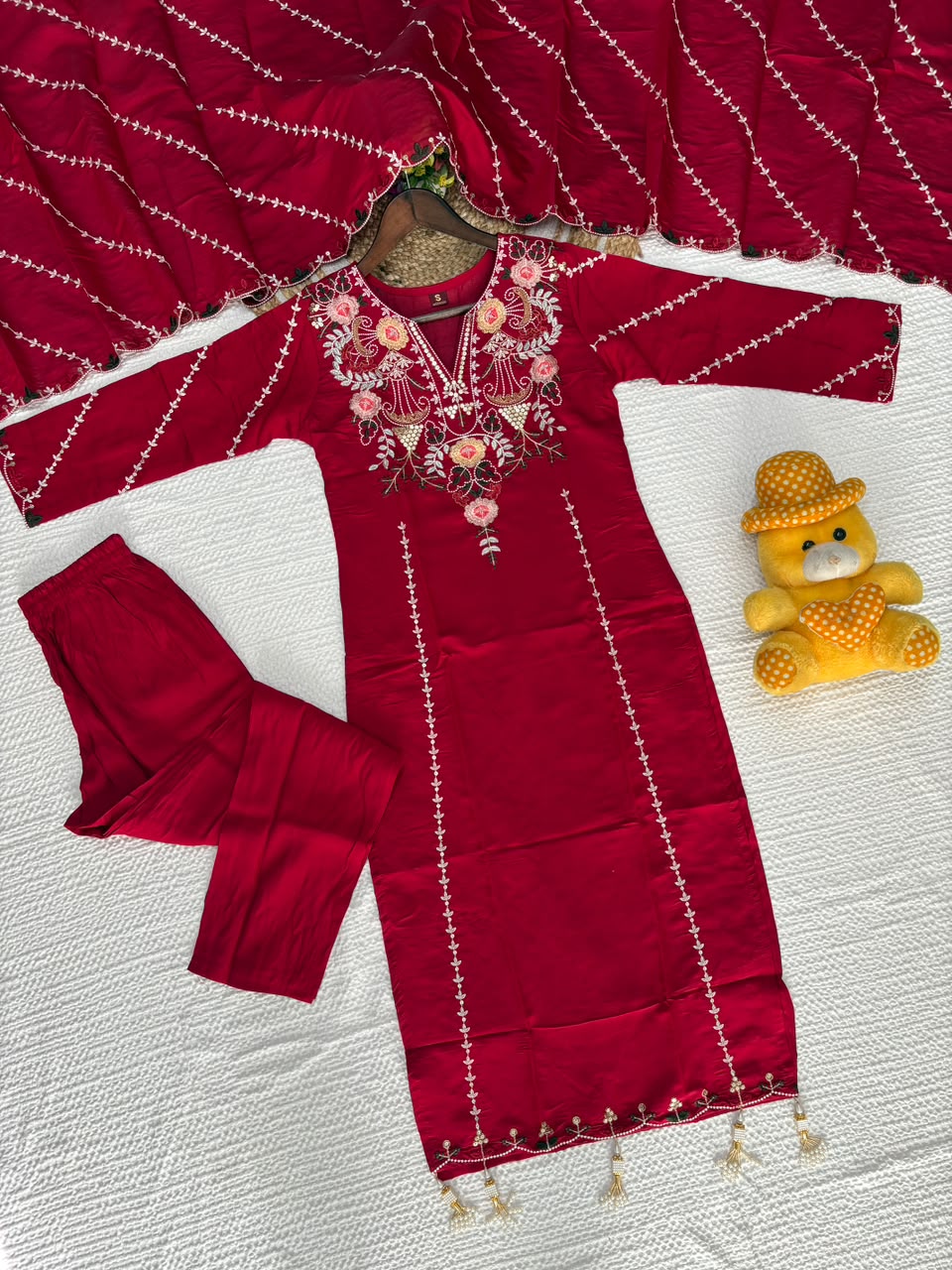 🌸 Elegant Embroidered Kurta Set with Flowing Dupatta ✨ (RRRD68)