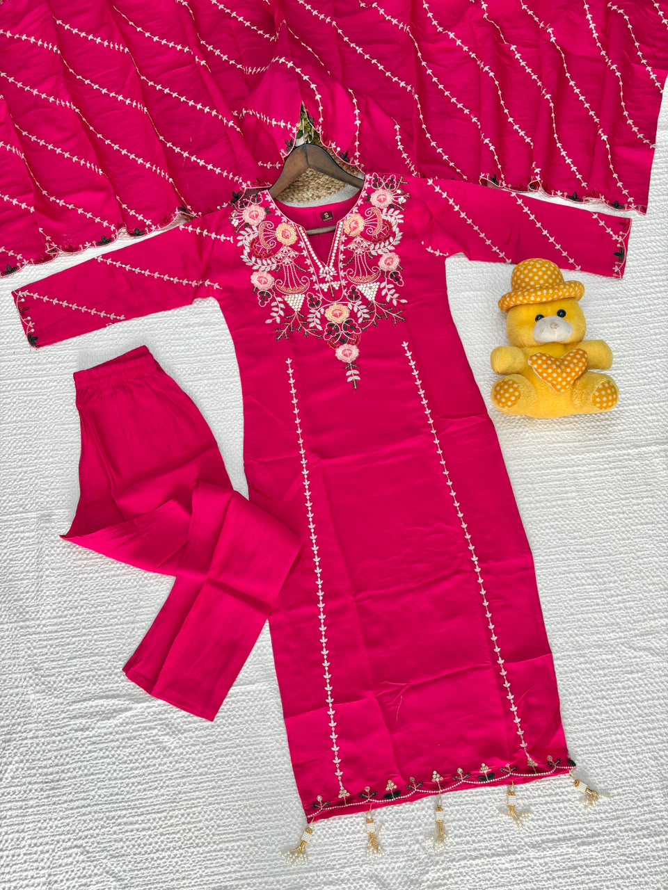 🌸 Elegant Embroidered Kurta Set with Flowing Dupatta ✨ (RRRD68)