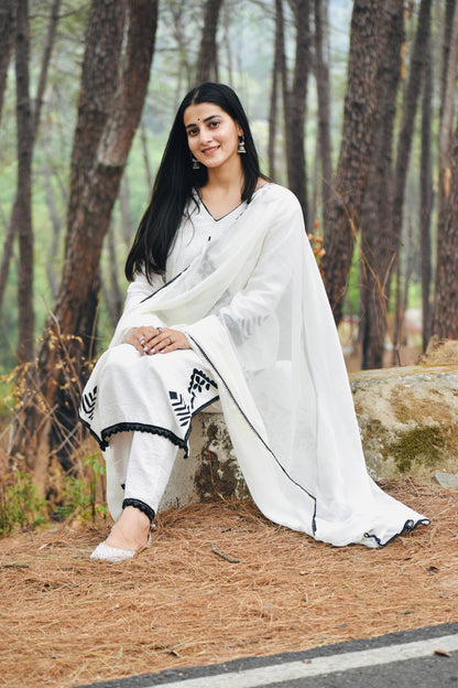 *We are here to spread some magic to your ethnic Heavy cotton katha work and embroidery 🪡 work and beautiful lace work .(SWRED06)