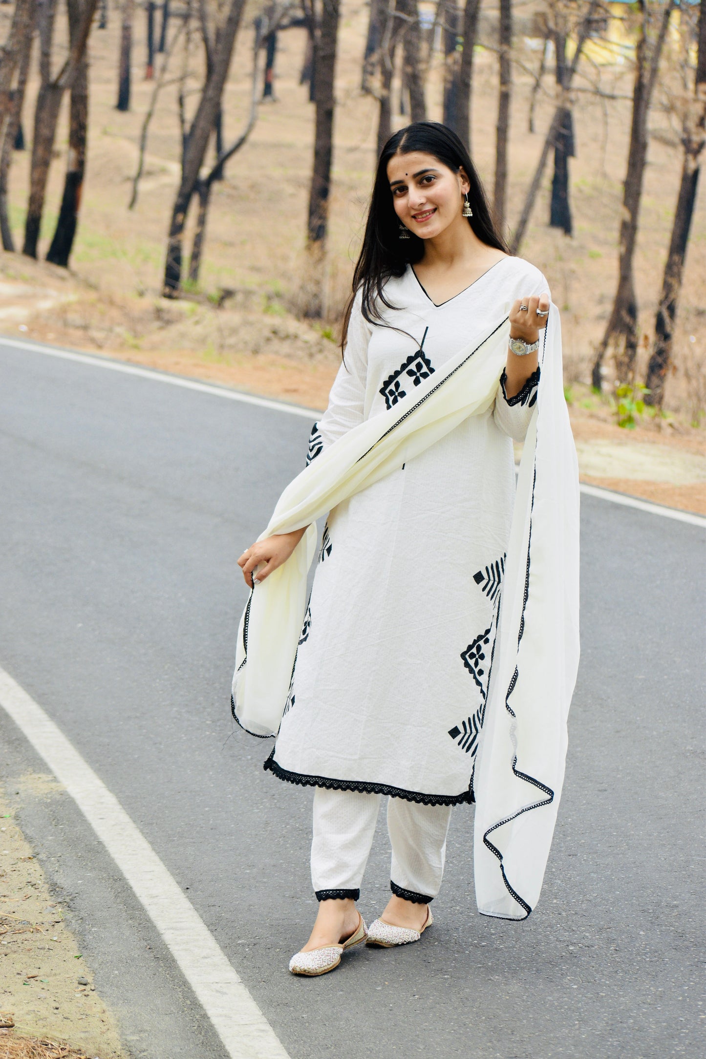 *We are here to spread some magic to your ethnic Heavy cotton katha work and embroidery 🪡 work and beautiful lace work .(SWRED06)