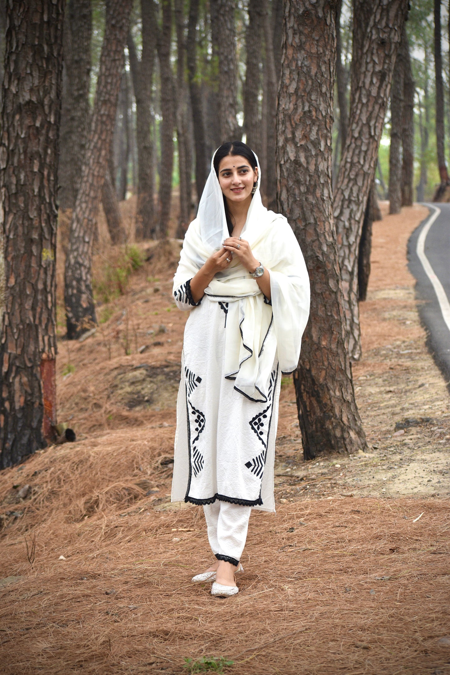 *We are here to spread some magic to your ethnic Heavy cotton katha work and embroidery 🪡 work and beautiful lace work .(SWRED06)